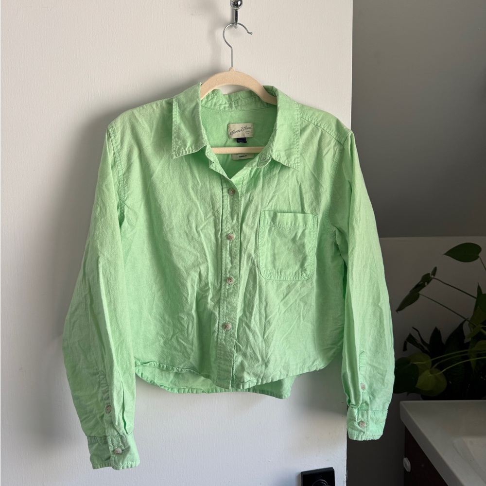 Universal Thread Light Green Women's Button-Down Cropped Top